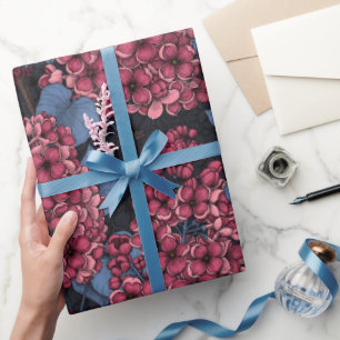 Regalo Lílago rojo sobre papel de envoltura azul oscuro