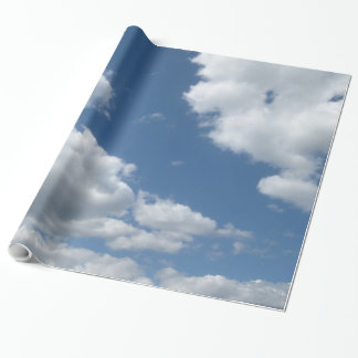 Regalo Nubes contra un papel de embalaje del cielo azul