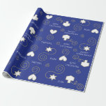 Regalo Papel de ajuste personalizado Chanukah "Azul/Oro"<br><div class="desc">Chanukah/Hanukkah Documento de envolvimiento "Dreidels & Hearts" Azul y oro. Hagamos que este Fiesta de Hanukkah comience con nuestro más reciente y personalizado ajuste de regalo para disfrazar tus regalos de Chanukah:) Borra el texto, "Ama a los Steins" y otro texto y agrega tu propio texto a cualquier parte del...</div>