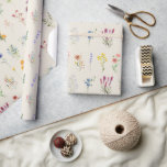 Regalo Papel de Envoltura Floral Elegante Envoltura de Re<br><div class="desc">Envuelva sus regalos en belleza atemporal con este elegante papel de regalo de acuarela de flores silvestres. Contra un suave fondo beige, delicadas flores silvestres en tonos pastel florecen con gracia, creando un diseño sofisticado y clásico. Los suaves trazos de acuarela dan a las flores un aspecto soñador y pintado...</div>