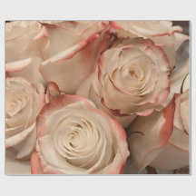 Papel de envolver mate con rosas de crema y puntas