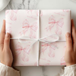 Regalo Papel de envolvimiento Coquette Pink Bow<br><div class="desc">Añada un toque de sofisticación a sus regalos con este elegante papel de envolvimiento rosado. Con arcos delicados y blandos de color rosa bien dispuestos sobre un fondo blanco,  este diseño es perfecto para duchas,  cumpleaños y otras ocasiones especiales.</div>
