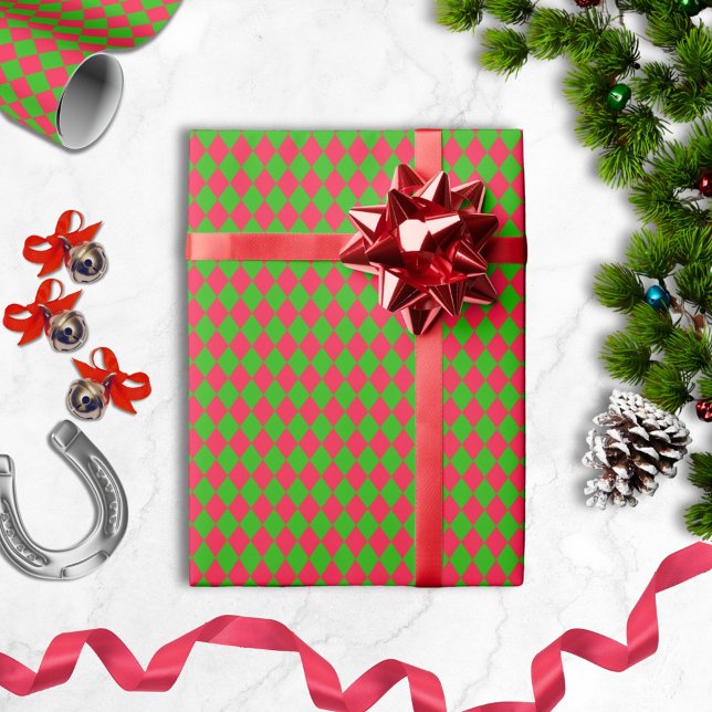 Regalo Papel de envolvimiento de Harlequin verde y rojo f (Festive red and green jockey silks diamond harlequin pattern wrapping paper roll.)