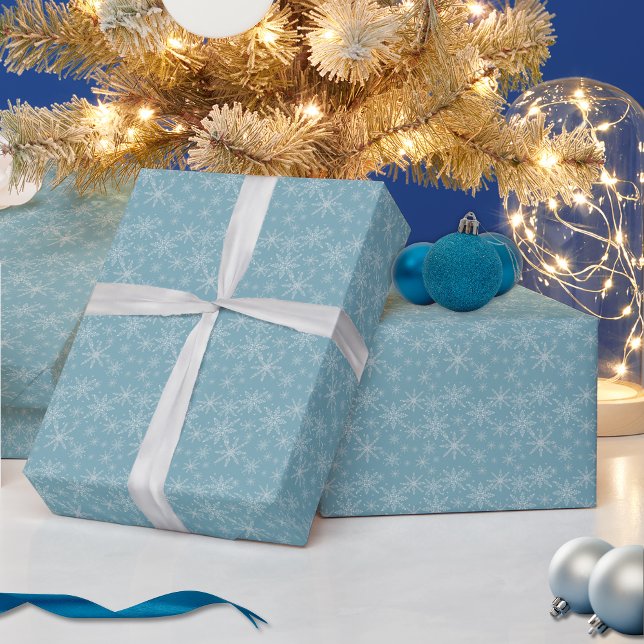 Regalo Papel de envolvimiento de vacaciones de copos de n (Blue and white snowflake Christmas wrapping paper.)