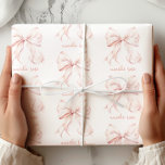 Regalo Papel de envolvimiento elegante de color rosa<br><div class="desc">Añada un toque de sofisticación a sus regalos con este elegante papel de envolvimiento rosado. Con arcos delicados y blandos de color rosa bien dispuestos sobre un fondo blanco,  este diseño es perfecto para duchas,  cumpleaños y otras ocasiones especiales.</div>