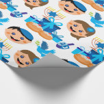 Regalo Papel de envolvimiento feliz del patrón Hanukkah<br><div class="desc">Gran patrón para envolver tus regalos de Hanukkah. Niños felices con regalos,  donuts,  palomas de fondo blanco</div>