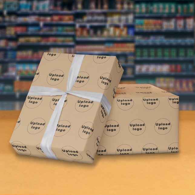 Regalo Papel de envolvimiento marrón claro con el logotip (Seamless pattern of your business logo on light brown wrapping paper.)