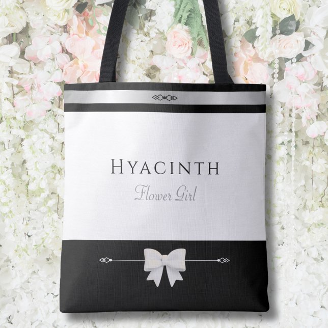 Regalo para Niña de las Flores | Bolsa de Mano Min (Sweet personalized Flower Girl gift tote bag with luxury typography against a white floral wall)
