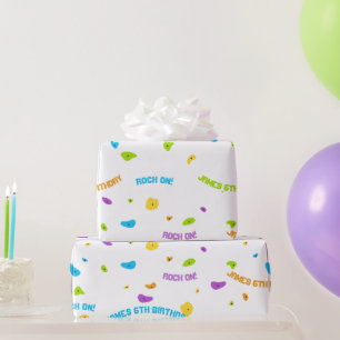 Regalo Rock sobre papel de envolvimiento en pared de esca