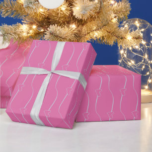Regalo Vínculo cardíaco sobre papel de envolvimiento rosa