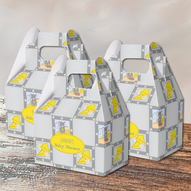 Regalos Caja de favor neutra de género para ratones y ques (Favor boxes displayed on a wooden table .)