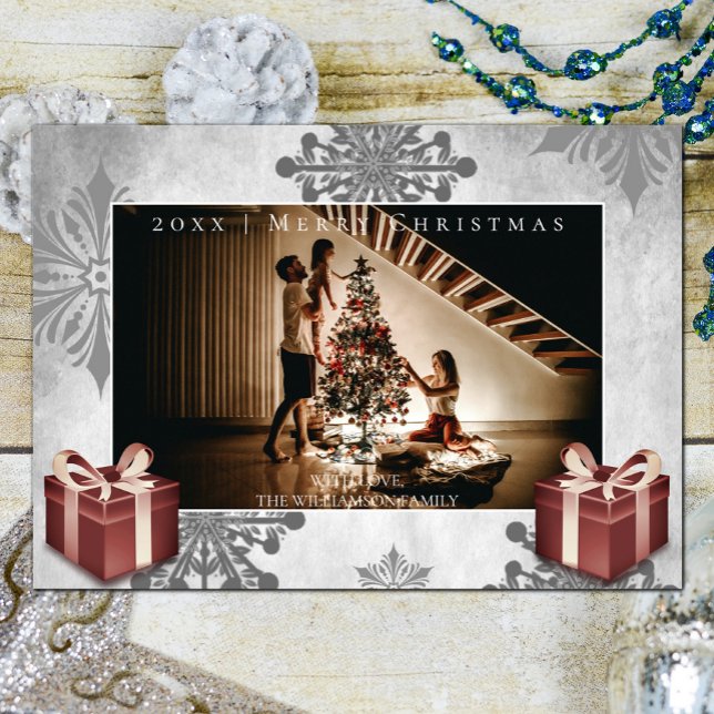 Regalos de Navidades rojos y tarjeta fotográfica d (Red Christmas Gifts and Snowflakes Holiday Photo Card)