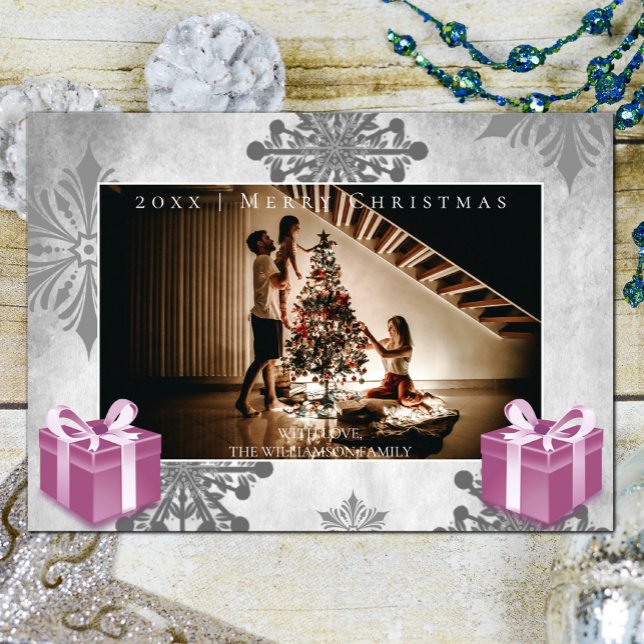Regalos de Navidades rosados y tarjeta fotográfica (Pink Christmas Gifts and Snowflakes Holiday Photo Card)
