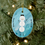 Regocijarse en el ornamento de Lord Snowman<br><div class="desc">¡Marianna se enorgullece de presentar su colección de adornos de feriado para 2023! Esta es su alegría en el adorno de Lord Snowman. Presenta su muñeco de nieve blanco sobre su fondo azul pintado en un adorno de cerámica oval. Marianna es una artista que tiene síndrome de Down y autismo....</div>