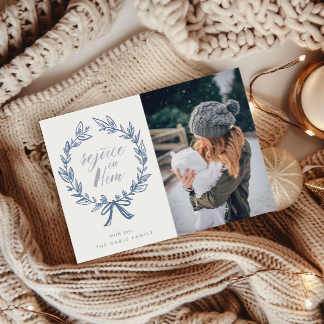 Regocijarse por la tarjeta de fotos de Him Wreath  (Rejoice in Him Wreath Holiday Photo Christmas Card)