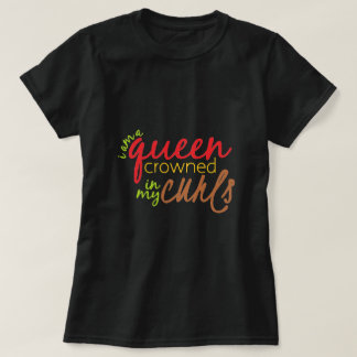 Reina coronada en camiseta de rizos