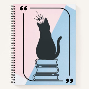 Reina de libros - Gato coronado en la pila de libr