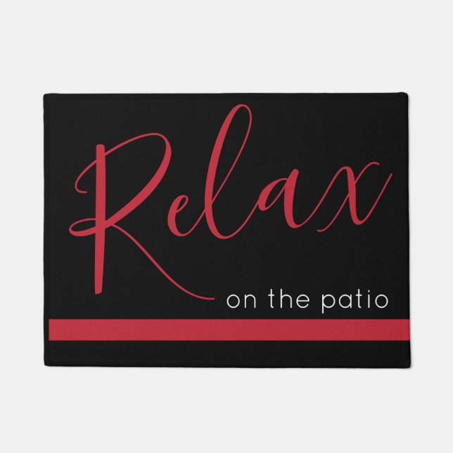 Relájese rojo y negro en la alfombra del patio (Anverso)