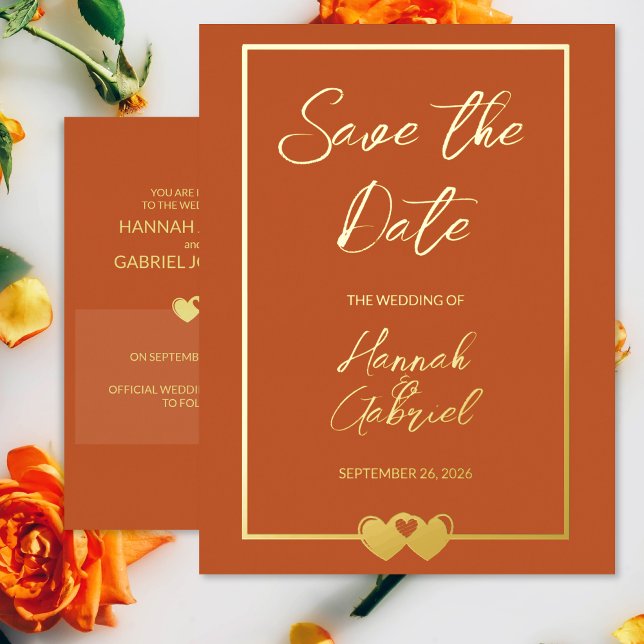 Relieve metalizado boda Guardar la postal de fecha (The front and back of the Terracotta Gold Wedding Save the Date Postcard)