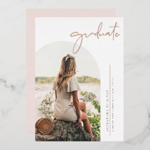 Relieve Metalizado Boho Minimalista Invitación de Graduación con Arco