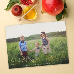 Relieve metalizado de fotografía de festividad jud<br><div class="desc">Esta moderna tarjeta fotográfica de vacaciones de Rosh Hashanah muestra una foto de sangre completa con el saludo "Shana Tova" y Estrella de David en Relieve metalizado de oro. En la parte trasera se encuentra un fondo azul marino. Personalizar este diseño añadiendo otra foto y/o texto al fondo. El Relieve...</div>