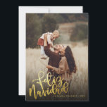 Relieve metalizado dorado en español Feliz Navidad<br><div class="desc">Cree su tarjeta de felicitación con 2 fotos. Esta tarjeta de Navidad incluye el texto "Feliz Navidad" en una elegante tipografía dorada sobre un degradado de negro a transparente. Personaliza este diseño de 2 fotos (una en el anverso y otra en el reverso) con las fotos de tu familia haciendo...</div>