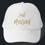 Relieve metalizado dorado recién casado y sombrero<br><div class="desc">Solo Relieve metalizado dorado casada y sombrero de camionero blanco para ella.</div>