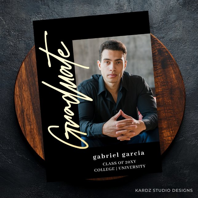 Relieve Metalizado Invitación a la fiesta de graduación con fuente mo (The front side of the announcement shown in a 5x7 in. with Gold Foil on script letters.)