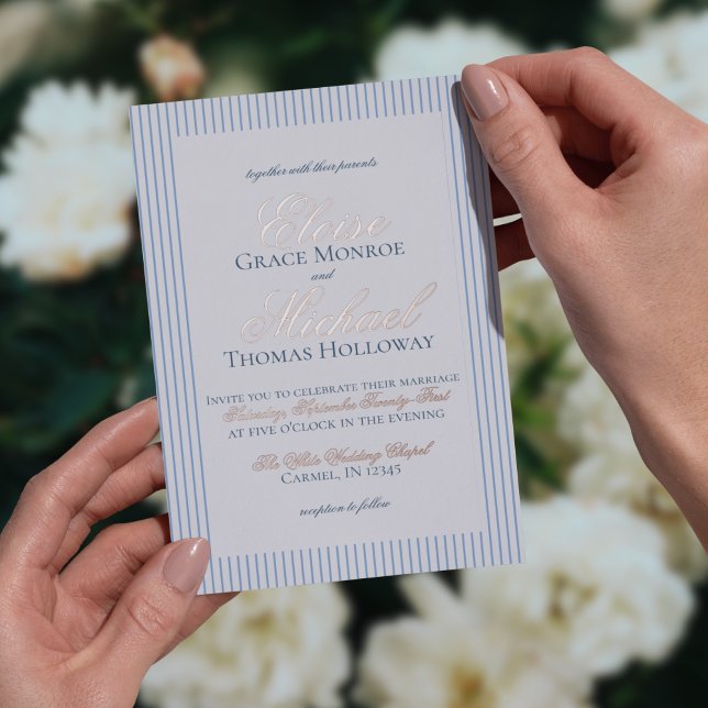 Relieve Metalizado Invitación de boda elegante con guion y franja azu (Formally invite guests to your big day with this Elegant Old Money Script Thin Stripe Foil Card!)