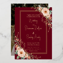 Invitación de boda floral borgoña y rubor con letr