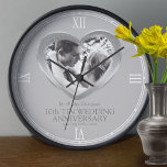 Reloj 10.º corazón de un personalizado de boda<br><div class="desc">Reloj de aniversario de bodas de corazón fino personaliza con tu propia foto de parejas, año de matrimonio y nombres o relación con ti. En el ejemplo se puede leer el décimo aniversario del Boda Tin de Mr & Mrs Thompson y su matrimonio y fecha actual. Líneas de tiempo blancas...</div>