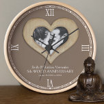 Reloj 5.º boda de Madera, personalizado de foto corazón<br><div class="desc">Reloj de aniversario boda de efecto cardíaco de madera con un entorno de madera real o el entorno de su elección, personalizado con la foto de su pareja, año de matrimonio y nombres o relación con usted. En el ejemplo se lee Emily & Matthew Vermeulen 5to Aniversario de los Bodas...</div>