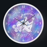 Reloj Acuarius Water Bearer Constellation Stars cumpleañ<br><div class="desc">Este divertido reloj de pared es el regalo perfecto para cualquiera que nazca bajo el signo de zodiaco Aquarius. Incluye un portador de agua vintage, además de la constelación y el espacio para el nombre de la persona de cumpleaños, todo blanco sobre un fondo estrellado de color morado rosado. Simplemente...</div>