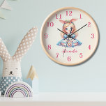 Reloj Alicia personalizada y atractiva en el país de las<br><div class="desc">Añada un toque de brillo a su espacio con nuestra Alicia personalizada en el Reloj de las Maravillas. Este reloj es funcional y encantador, con ilustraciones encantadores de la amada historia y personalizable con tu nombre o iniciales. Diseñado con precisión y atención al detalle, nuestro reloj está hecho de materiales...</div>