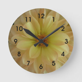 Reloj amarillo alegre de la flor