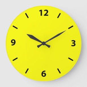 Reloj amarillo de pared con números negros