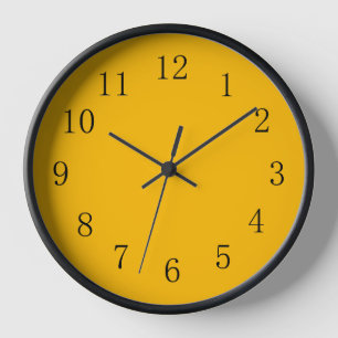 Reloj amarillo oscuro en la pared de la cocina