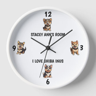 Reloj Amo Shiba En La Pared De Los Nombres Cubiertos