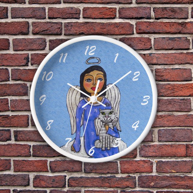 Reloj Ángel en la nube sostiene Halo de plata de gato de (Angel sitting on cloud holding white angel cat both with silver halos on sky blue wall wood clock.)