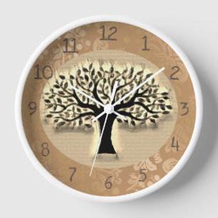 Reloj Árbol parado frente a un paisaje