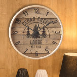 Reloj Árboles forestales de madera rústicos personalizad<br><div class="desc">Reloj rústico personalizado con un diseño de tablero de madera marrón con un paisaje pintoresco de árboles forestales y su texto personalizado (nombre de la familia, cabina de vacaciones o nombre de la propiedad de alquiler de la casa) y fecha fijada para el año si lo desea. ASISTENCIA: Para obtener...</div>