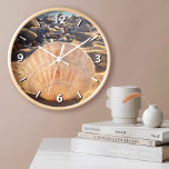 Reloj Audaz concha de mar en una foto de una playa de ar<br><div class="desc">La luz de última hora de la tarde hace que esta concha en una playa del sur de California parezca luminosa. Relájese y viaje de vuelta a sus días de playa de vacaciones cada vez que mire la hora en este impresionante y hermoso reloj de pared fotográfico. Tu elección de...</div>