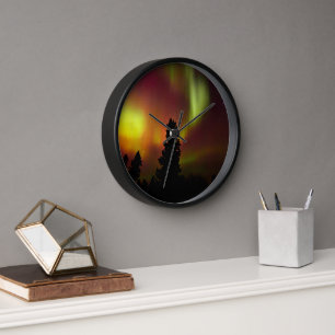 Reloj Aurora Borealis y los árboles