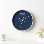 Reloj azul de la Marina de caligrafía con guión de<br><div class="desc">Monograma combinado con caligrafía de pincel.</div>