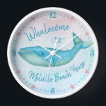 Reloj Beach House Blue Whale Nautical Ballecome | Nombre<br><div class="desc">No encontrarás un diseño más sorprendente y personalizado de una casa de playa que este "Whalecome" con un dibujo original de una ballena azul sobre un fondo de color claro. La magnífica ballena está hecha en tonos beige verde azulado y dorado. El fondo tiene ligeros toques de azul y rosa....</div>