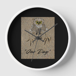 Reloj Bebé de águila y huellas en la arena "Un día"