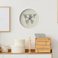 Reloj beige moderno minimalista con inicial y nomb