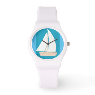 Reloj blanco con diseño de barco de vela