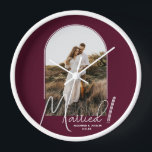 Reloj Boda Arch Foto Borgoña<br><div class="desc">Un keepsake especial muestra la foto de tu boda en un elegante diseño de arco con el texto "Casado" en texto de moda junto con tus nombres y la fecha de boda en un reloj de pared de fondo borgoñoso. Hermoso regalo para su familia y un fabuloso recuerdo para mostrar...</div>