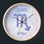 Reloj Bonito Escorpio Rótulo de Astrología Púrpura Perso<br><div class="desc">Este reloj de Escorpio de bonito morado y lavanda presenta tu signo astrológico del Zodiac en un brillo hermoso como las constelaciones. Personalizar este lindo regalo con tu nombre en escritura cursiva para alguien con un cumpleaños a finales de octubre o principios de noviembre.</div>